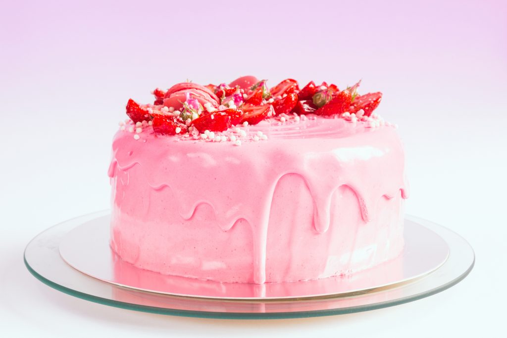 Pink cake with strawberry. Source : Deposit Photos