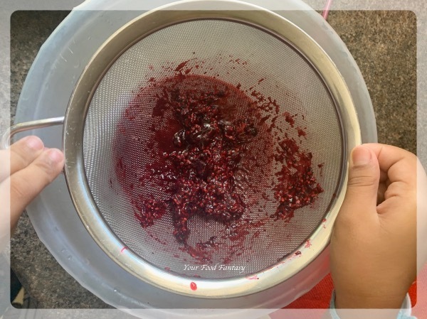 Sieving away the seeds from blackberry extract
